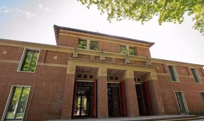 Sacred architecture becomes modern living space: GEALAN-KUBUS® all-glass system brings light into hi