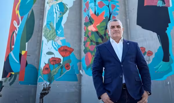 Augimas įtampos fone