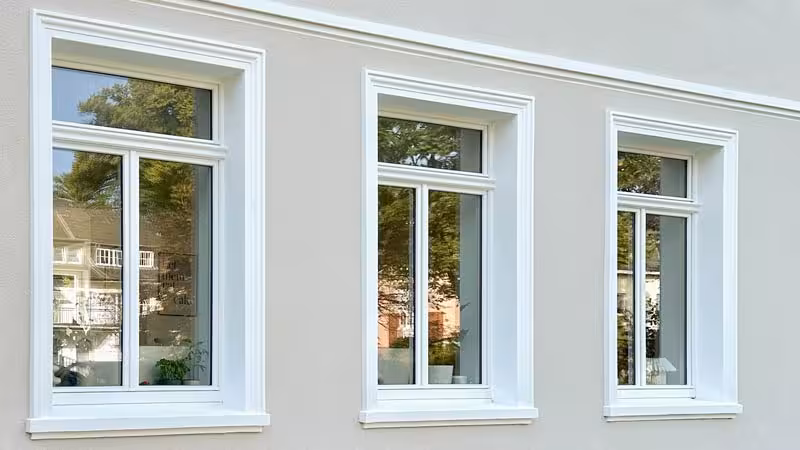 GEALAN Stilfenster in Weiß an Altbau-Fassade