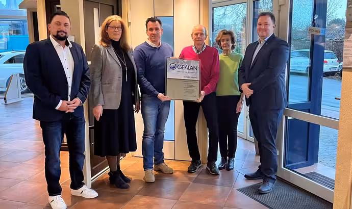 Außergewöhnliches Jubiläum: GEALAN und Seidensticker Fensterbau feiern 50 Jahre Partnerschaft