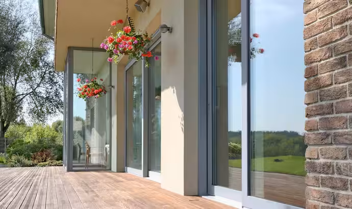 Didelės terasos durys – neatsiejama šiuolaikinio būsto dalis