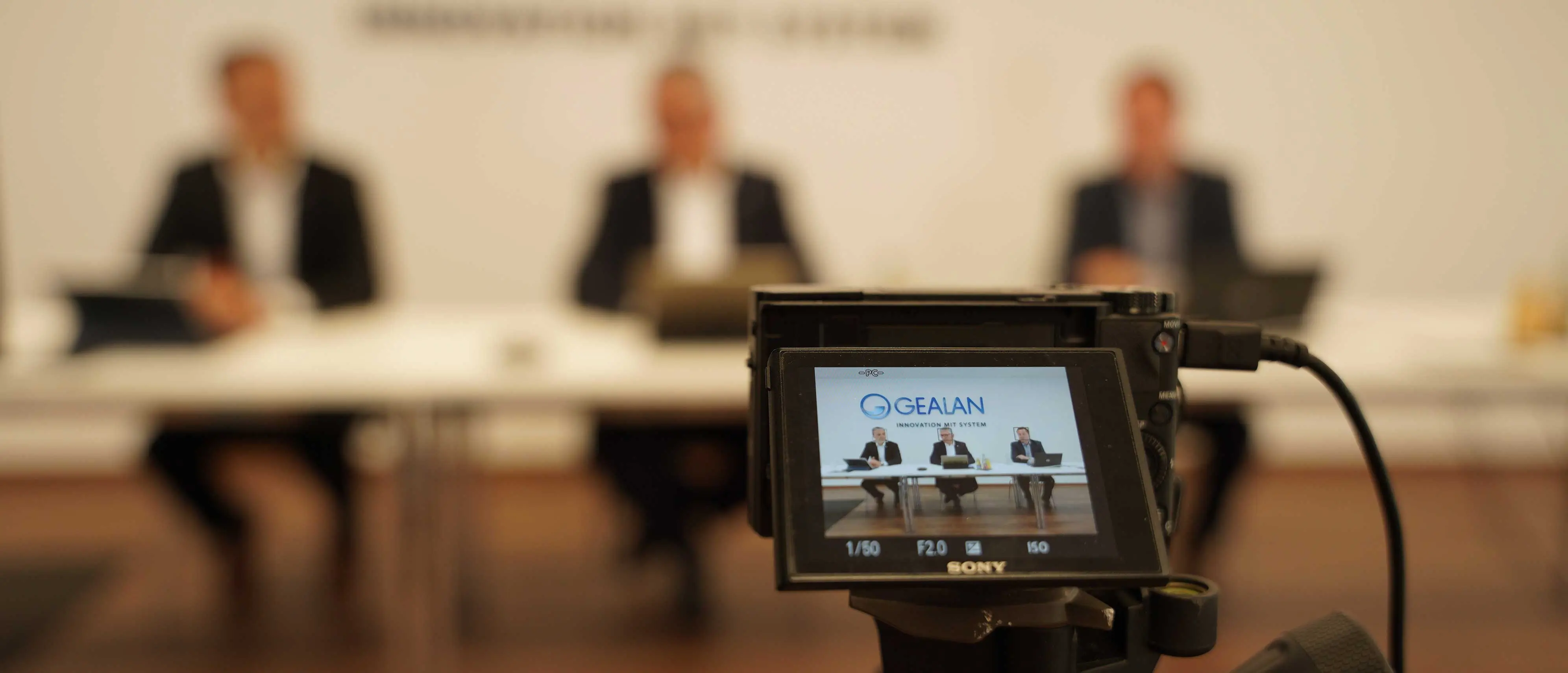 Header-GEALAN-Presserunde-Podium.jpg